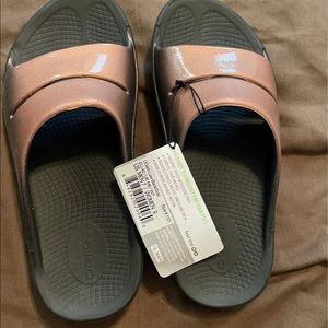 Women’s oofos sandals!
